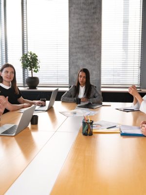 medium-shot-team-sitting-table (1)